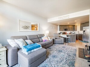 Smart-tv, een open haard, een dvd-speler en een tafeltennistafel