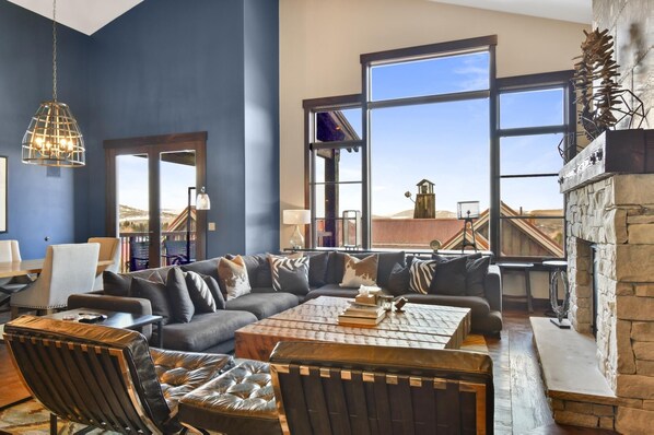 Televisión y chimenea 