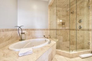 Douche, baignoire à jets, sèche-cheveux, serviettes fournies