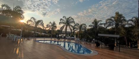 Una piscina al aire libre, una piscina climatizada