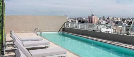 Una piscina al aire libre de temporada