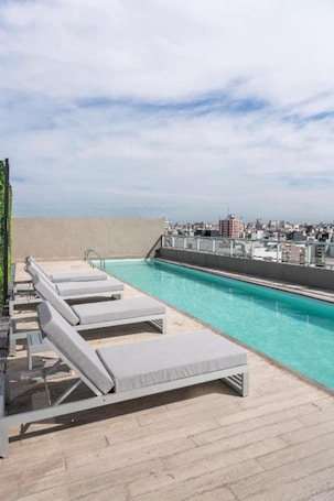 Útilaug sem er opin hluta úr ári