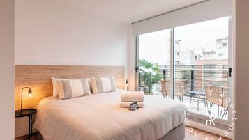 Ropa de cama de alta calidad y caja de seguridad en la habitación