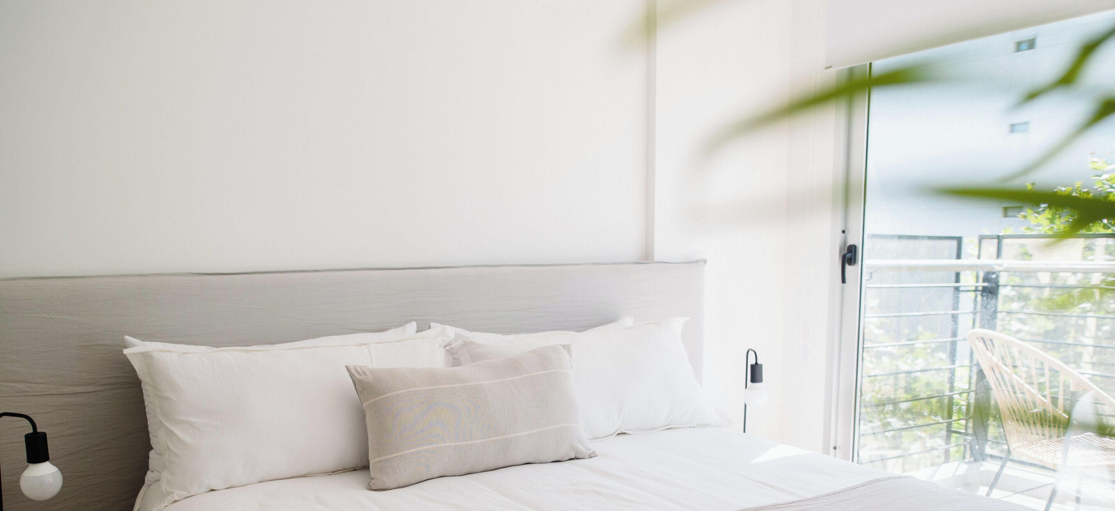 Estudio de diseñador | Ropa de cama de alta calidad y caja de seguridad en la habitación 