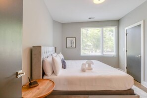 4 bedrooms, desk, iron/ironing board, travel crib