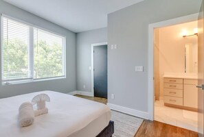 4 bedrooms, desk, iron/ironing board, WiFi