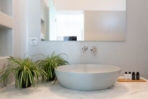 Duschwanne, Haartrockner, Handtücher, Seife