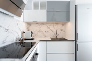 Kühlschrank, Mikrowelle, Ofen, Herdplatte