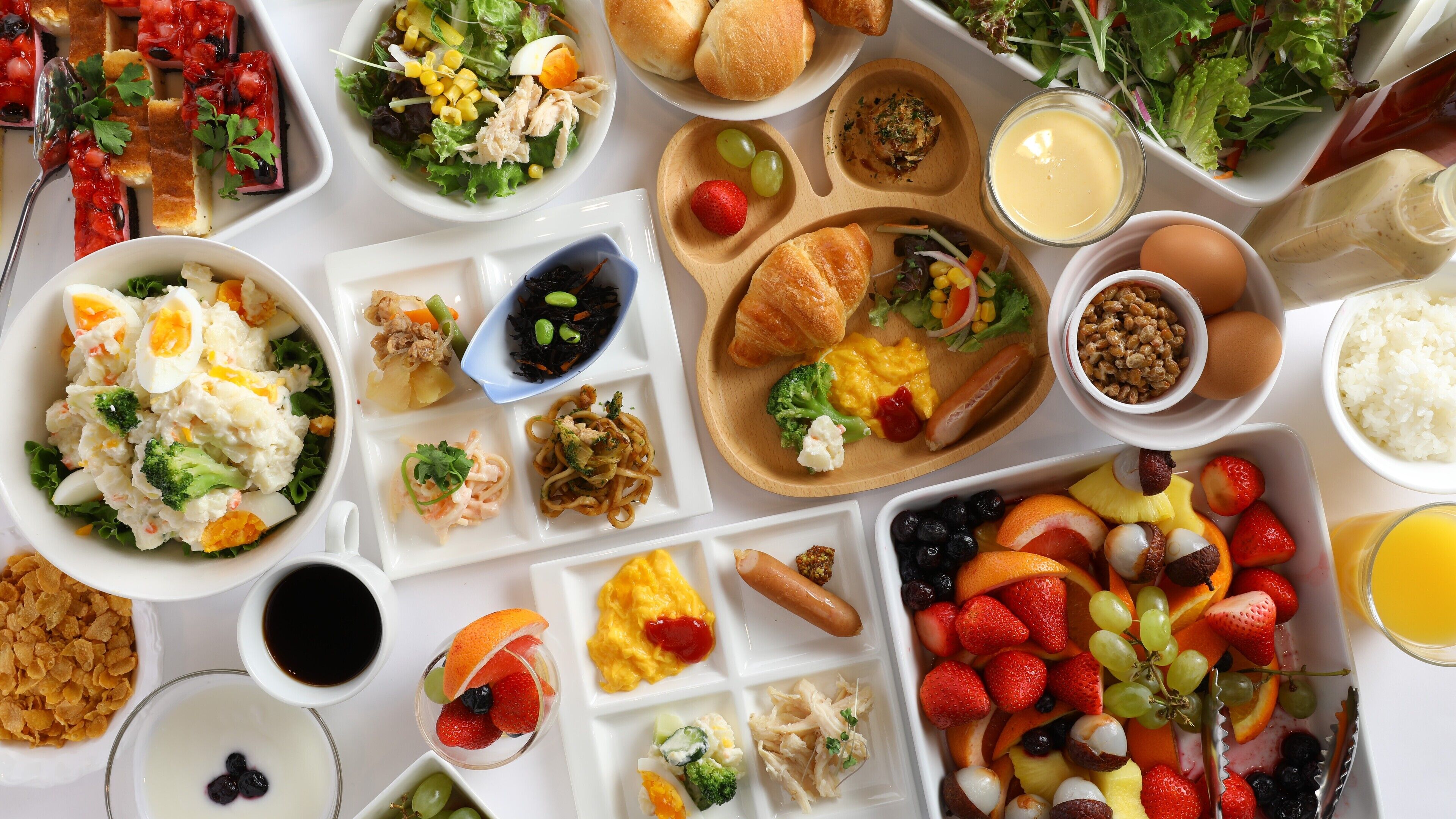 Daily buffet breakfast (JPY 1300 per person)