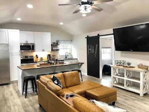 Een smart-tv en boeken