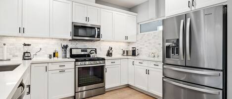 Kjøleskap, mikrobølgeovn, ovn og kokeplater