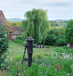 Garden looking away towards Malvern Hills - Cider Press - cosy 1 bedroom cottage for 2 people with amazing views (Cradley)