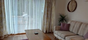 TV, DVD player - Cider Press - cosy 1 bedroom cottage for 2 people with amazing views (Cradley)