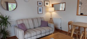 TV, DVD player - Cider Press - cosy 1 bedroom cottage for 2 people with amazing views (Cradley)