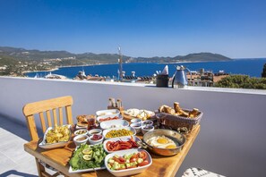 Desayuno completo gratuito y diario