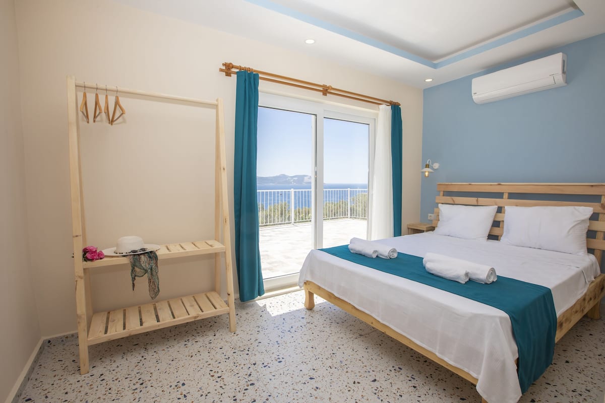 Deluxe kamer, 1 kingsize bed, uitzicht op zee | Lakens van Egyptisch katoen, luxe beddengoed, een bureau