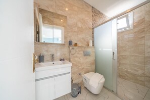 Habitación Deluxe | Baño | Cabezal de ducha tipo lluvia, toallas, jabón y champú