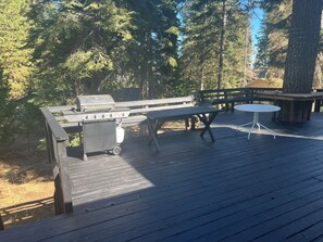 Outdoor dining - Lake View Cottage in Lake Almanor Country Club! (Lake Almanor Country Club)