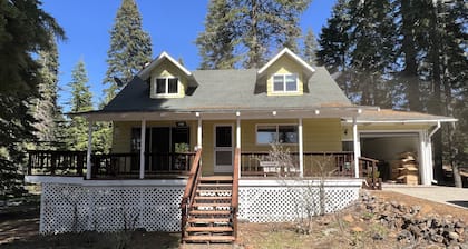 Lake View Cottage in Lake Almanor Country Club!