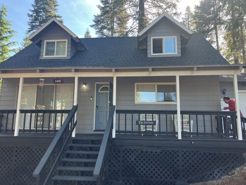 Lake View Cottage in Lake Almanor Country Club!