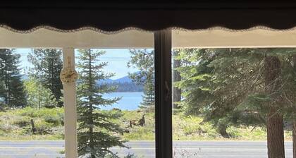 Lake View Cottage in Lake Almanor Country Club!