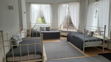 2 bedrooms, travel cot, free WiFi, bed sheets