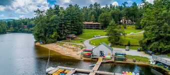 Two-story resort condo, pools, tennis, golf & lake access. Dog friendly