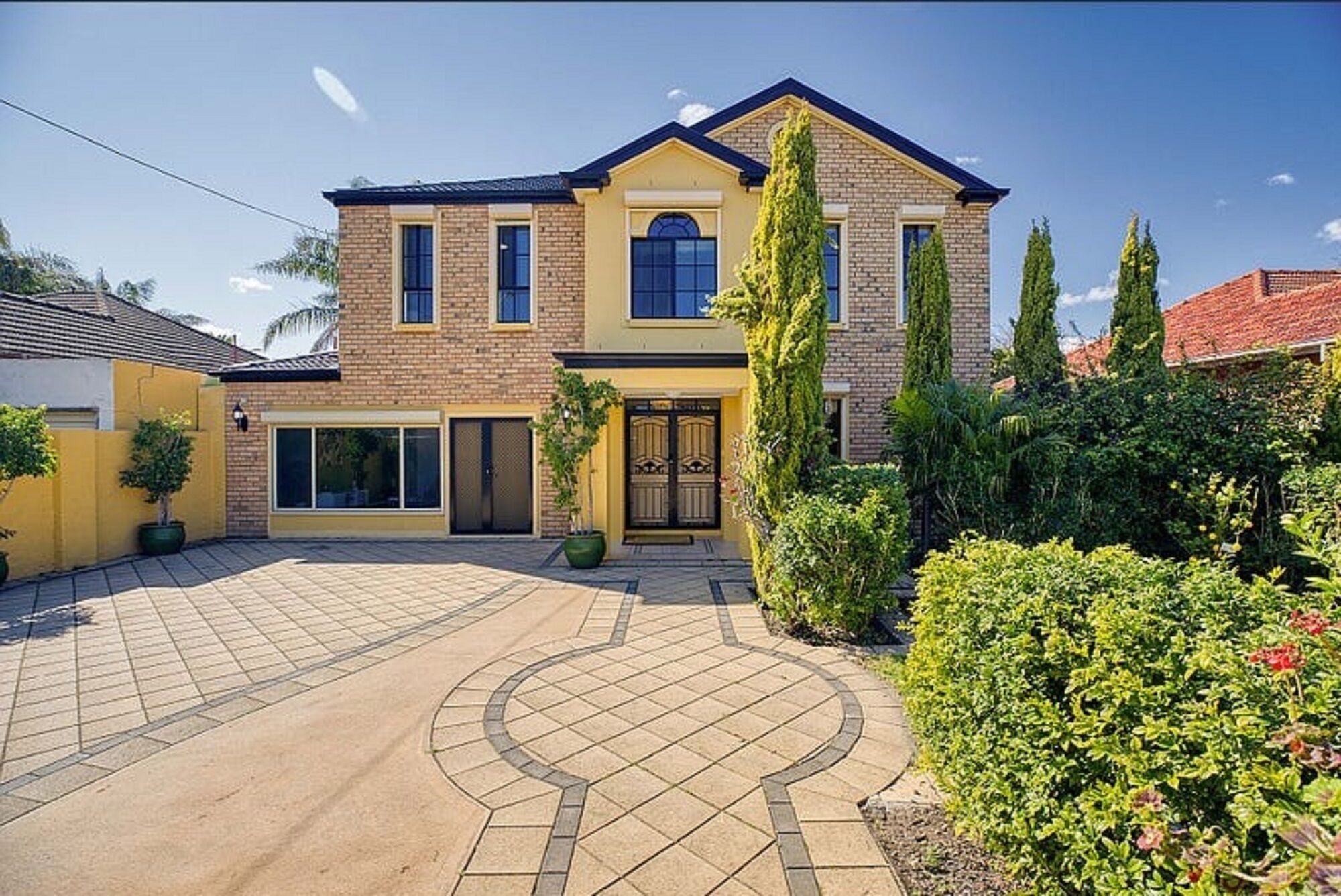 10 Minute Drive to CBD and Western Beaches - walking distance to local shops