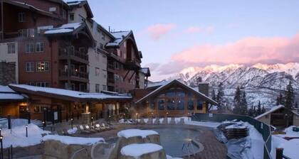 Ski-in/ski-out condo with mountain-view balcony & shared pool - walk to lake