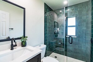 Dusche, Haartrockner, Handtücher, Shampoo