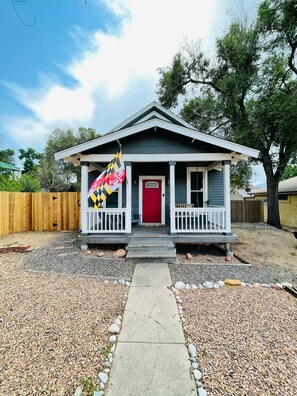 Exterior - Modern Colorado Cottage, lightning fast internet and close to everything in COS! (Colorado Springs)