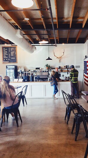 Dining - Modern Colorado Cottage, lightning fast internet and close to everything in COS! (Colorado Springs)