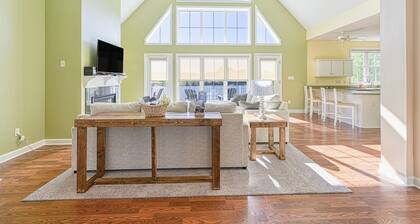 Dog-friendly, lakefront home with private dock, 2 kayaks, decks & game room
