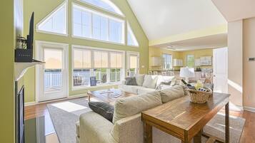 Televisión, futbolito y tenis de mesa