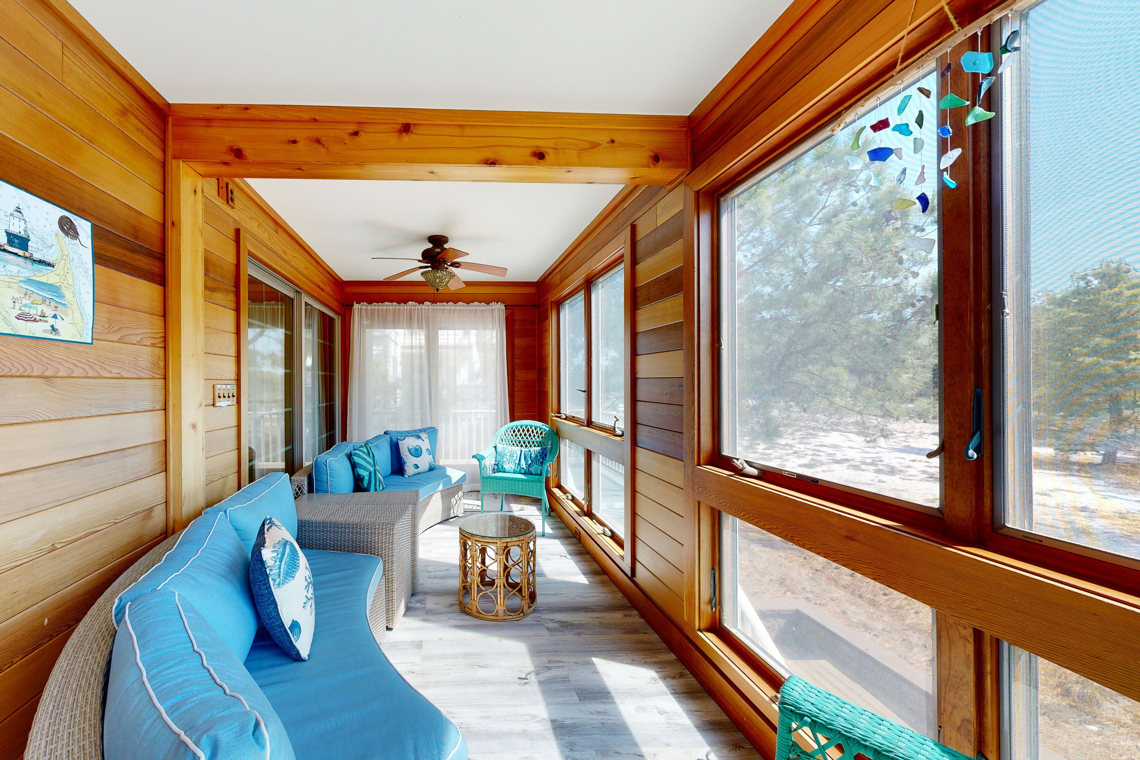 Een televisie, tafelvoetbal en boeken