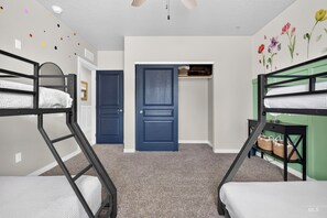 A room with bunk beds, a door, and a wall with floral decorations. - Perfect family or friends getaway just outside of Boise (Boise)