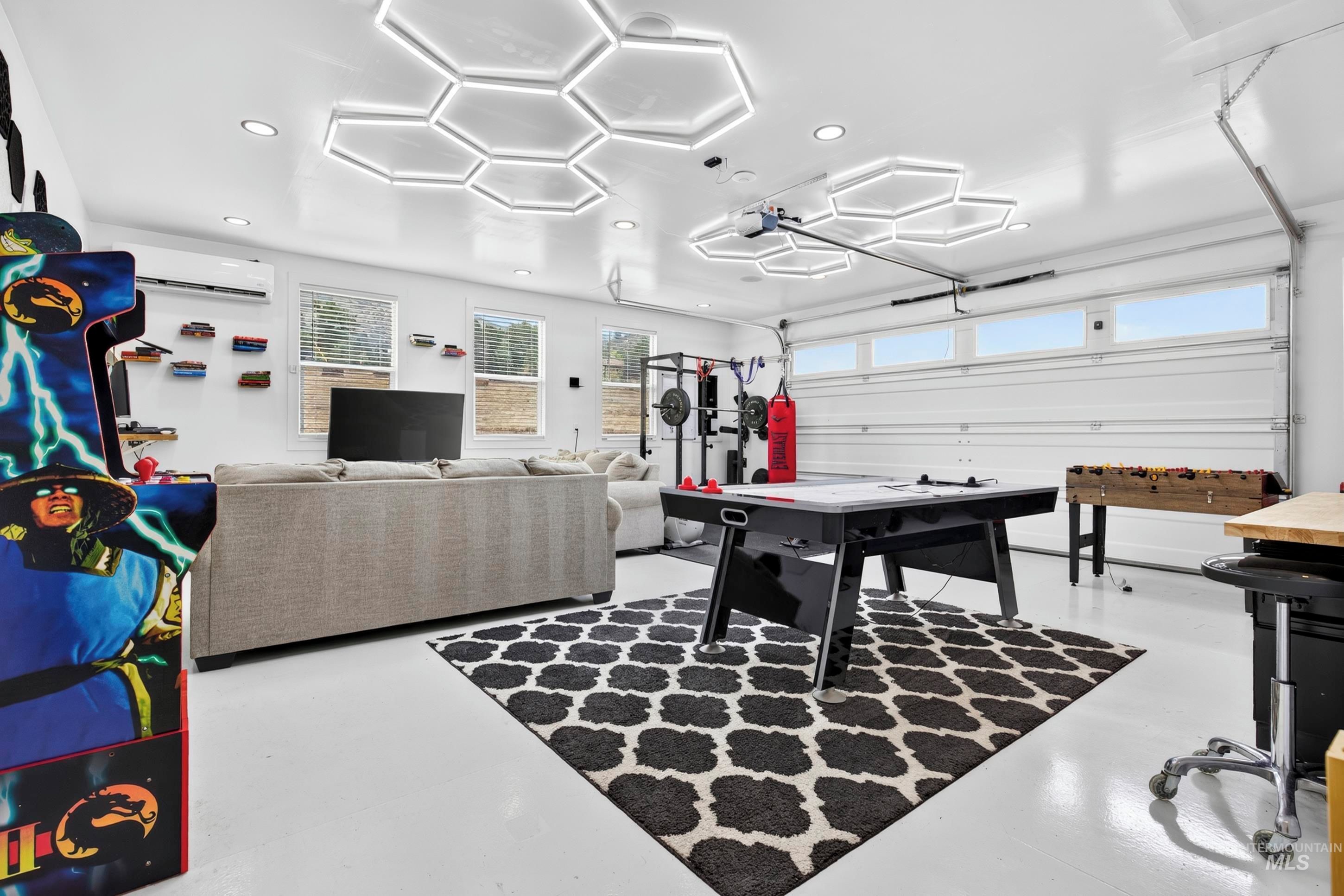 Un salon moderne avec un canapé, une table basse et une table de jeux.