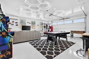 A modern living room with a sofa, a coffee table, and a gaming table. - Perfect family or friends getaway just outside of Boise (Boise)
