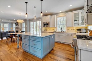 Fridge, microwave, oven, stovetop - Coastal Elegance: Retreat Two Blocks from the Sand (Rehoboth Beach)
