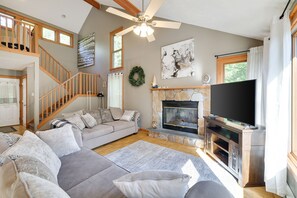 Fireplace - 3 mins to Camelback Ski - Gorgeous Pocono House (Tannersville)