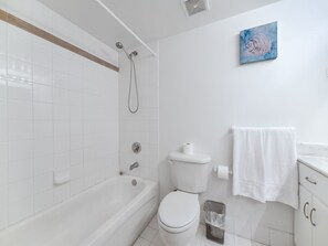 Double Room | Bathroom - The Club at Brickell Bay (Miami)