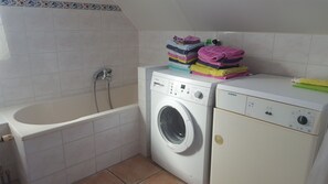 Badewanne, Handtücher, Toilettenpapier