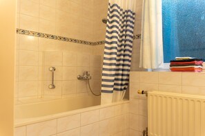 Tina, toallas, papel de baño 
