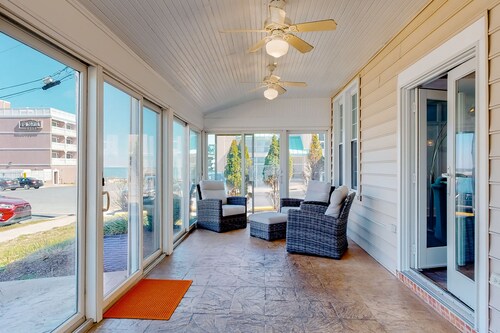 Home near the ocean with pool access & washer/dryer