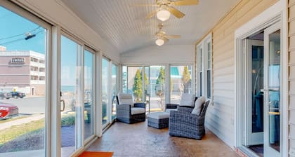 Home near the ocean with pool access & washer/dryer