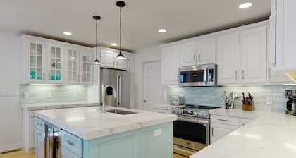 Saltbox home near the ocean with WiFi, central AC, enclosed yard, washer/dryer