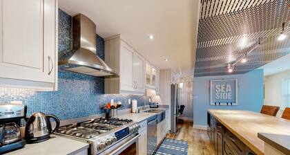 Downtown beachfront loft-style condo with central AC & W/D - walk to boardwalk