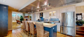 Downtown beachfront loft-style condo with central AC & W/D - walk to boardwalk