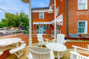 Outdoor dining - Spacious condo w/ pool, walk to ocean and dining (Rehoboth Beach)