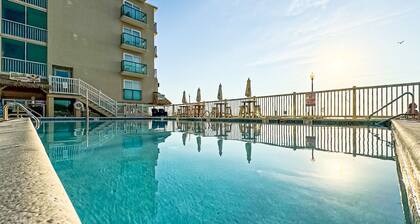 Spacious condo w/ pool, walk to ocean and dining